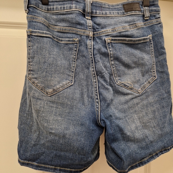 Stretchy shorts, wear straight or rolled up - Picture 3 of 3